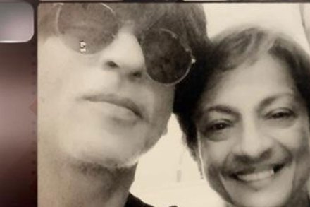 शाहरूखचा तनुजाबरोबर सेल्फी! शाहरूखचा तनुजाबरोबर सेल्फी!