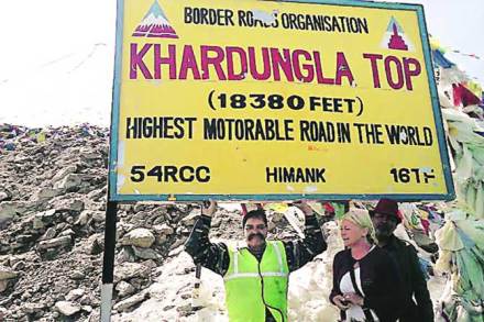 वयाच्या सत्तरीत मोटारसायकलवरून हिमालय भ्रमंती