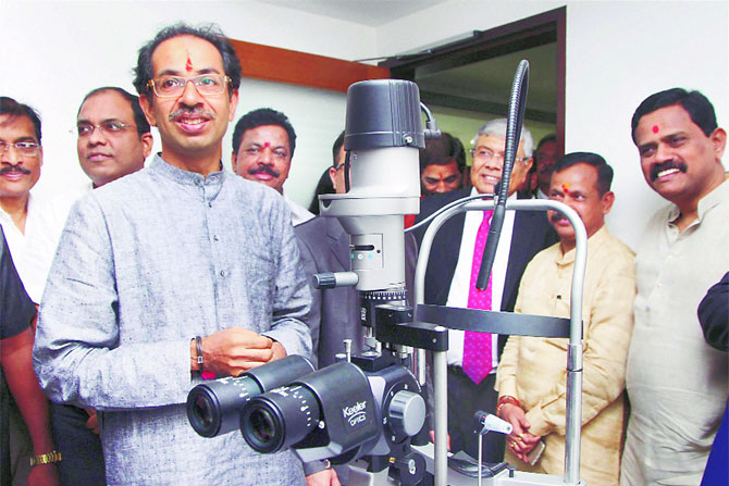 थापेबाजी नाही म्हणून सेना सुवर्णमहोत्सवी पक्ष