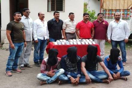 Malegaon : मोबाईल चोरांना पोलिसांनी मुद्देमालासह ताब्यात घेतले.