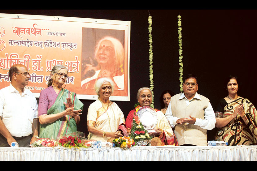 प्रभाताईंच्या नावाचा पुरस्कार ही आनंदाची पर्वणी – डॉ. अलका देव-मारुलकर प्रभाताईंच्या नावाचा पुरस्कार ही आनंदाची पर्वणी – डॉ. अलका देव-मारुलकर