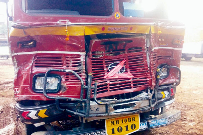 टँकर-मोटार अपघातात शिरोळजवळ ४ ठार टँकर-मोटार अपघातात शिरोळजवळ ४ ठार