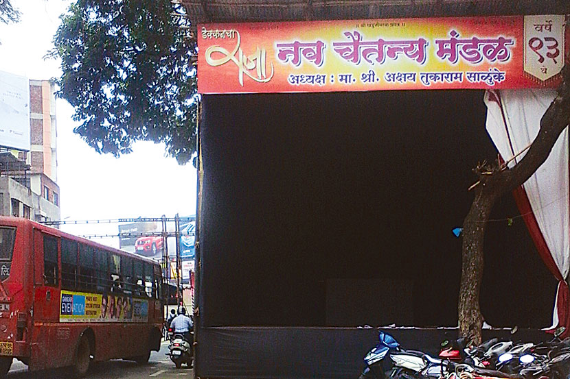 मंडपांमुळे वाहतूक कोंडी अन् महापालिकेचे दुर्लक्ष