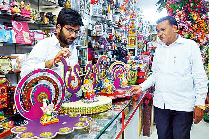 गणरायाच्या उत्सवी प्रतिष्ठापनेसाठी बाजारात दरवळ, भक्तांचीही लगबग गणरायाच्या उत्सवी प्रतिष्ठापनेसाठी बाजारात दरवळ, भक्तांचीही लगबग