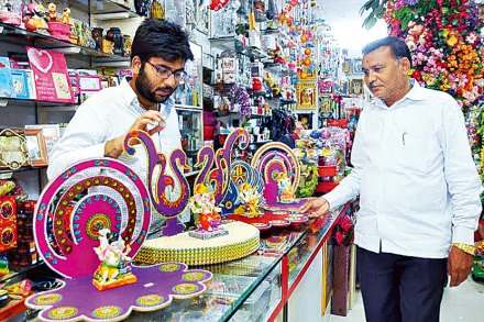 गणरायाच्या उत्सवी प्रतिष्ठापनेसाठी बाजारात दरवळ, भक्तांचीही लगबग