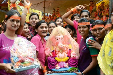 मोरयाच्या गजरात विघ्नहर्त्याचे स्वागत