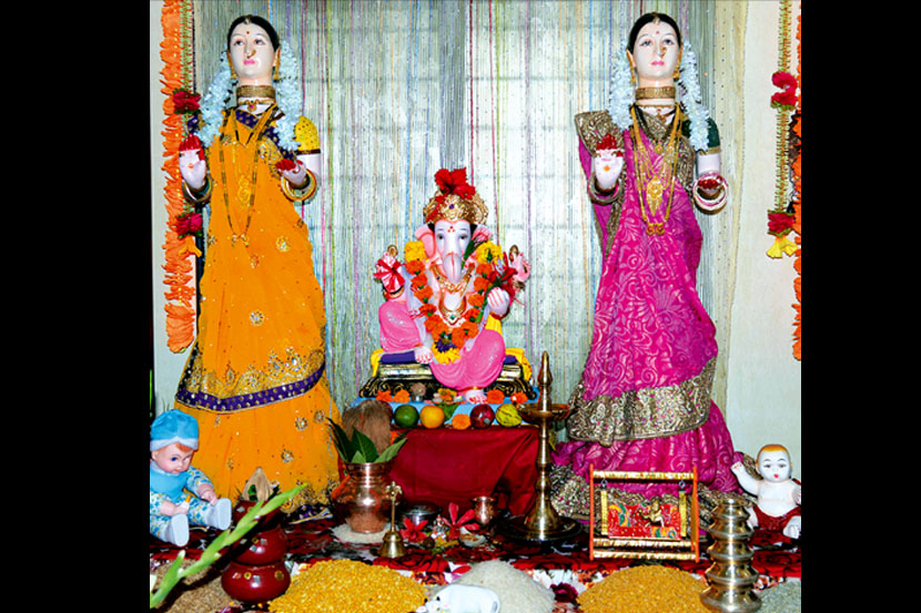 गौरीपूजनानंतर देखावे बघण्यासाठी रस्त्यांवर गर्दी गौरीपूजनानंतर देखावे बघण्यासाठी रस्त्यांवर गर्दी