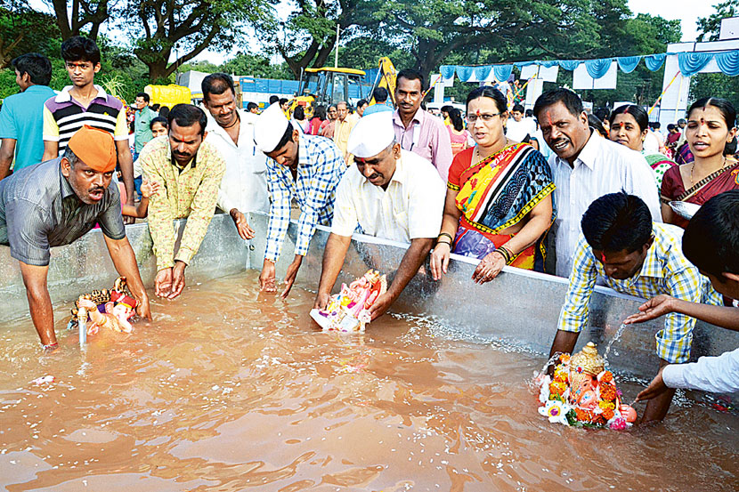 घरगुती गणपती, गौरीला कोल्हापुरात विसर्जन घरगुती गणपती, गौरीला कोल्हापुरात विसर्जन