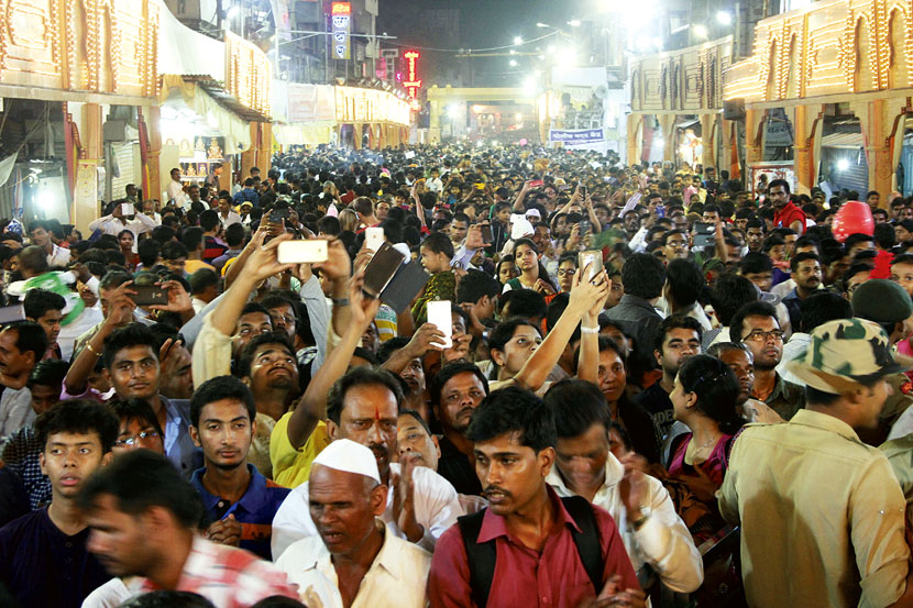 गणेशोत्सवाने उत्साही गर्दीचा उच्चांक अनुभवला गणेशोत्सवाने उत्साही गर्दीचा उच्चांक अनुभवला