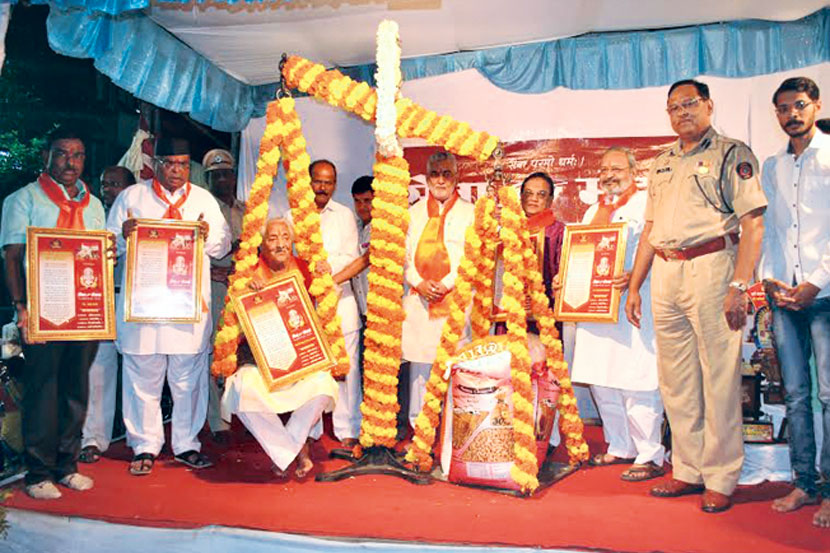 दुष्काळग्रस्तांना मदतीसाठी धान्यतुला दुष्काळग्रस्तांना मदतीसाठी धान्यतुला