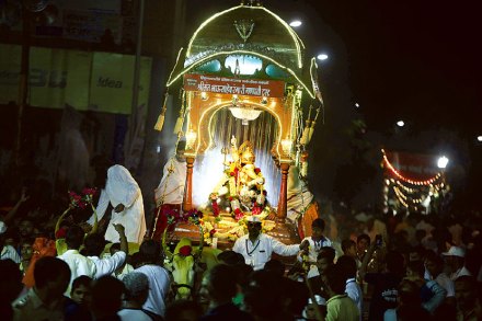 पाचही मानाच्या गणपती मंडळांची दिमाखदार मिरवणूक