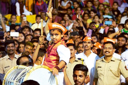 पिंपरीची मिरवणूक शांततेत; राजकारण्यांची ‘चमकोगिरी’