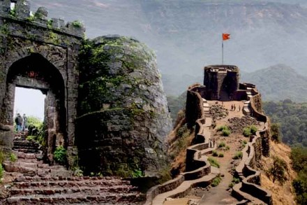 महाराष्ट्रातील किल्ल्यांवर उभारण्यात येणार रिसॉर्ट व हेरिटेज हॉटेल्स, गडप्रेमींकडून संताप