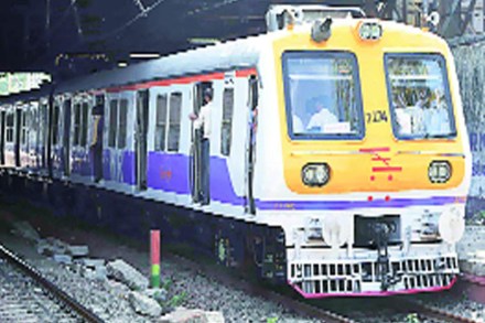 प्रवासी सुरक्षेकडे सध्या काटेकोरपणे लक्ष देणाऱ्या मध्य रेल्वेवर सोमवारी संध्याकाळी तांत्रिक बिघाड झाल्याने ऐन गर्दीच्या वेळी वेळापत्रक कोलमडले. 