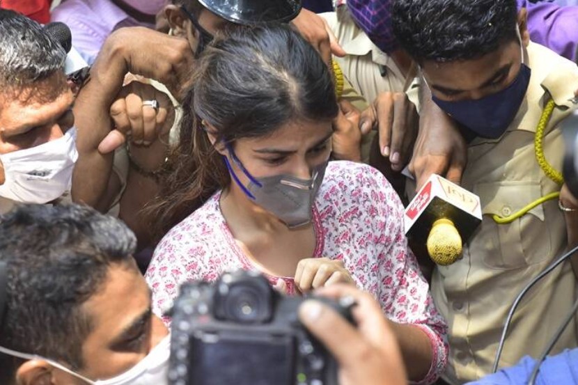 एनसीबीच्या चौकशीसाठी जाताना रिया चक्रवर्ती. (संग्रहित छायाचित्र/इंडियन एक्स्प्रेस)
