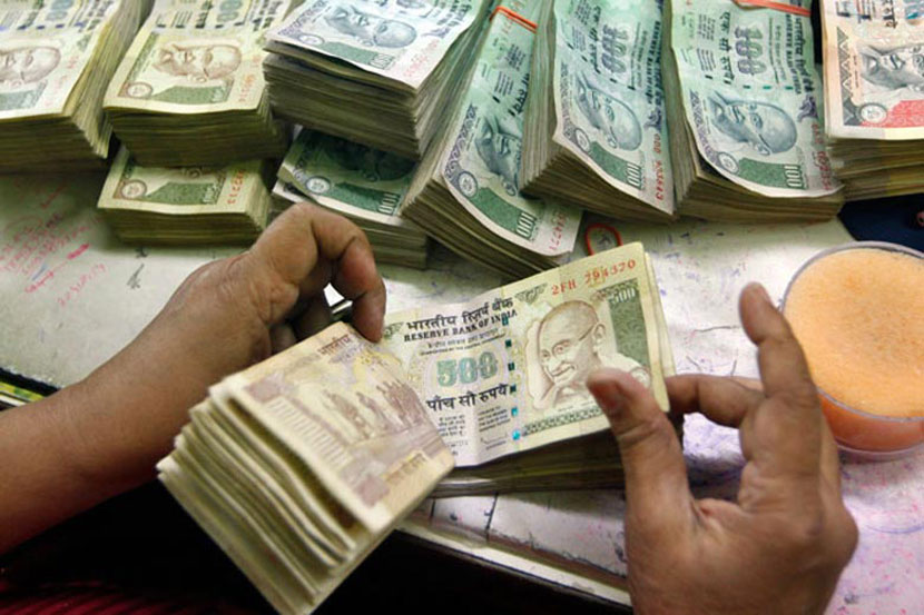 छोटय़ा बचत योजनांवरील व्याजदर कमी करण्याची शक्यता आहे. छोटय़ा बचत योजनांवरील व्याजदर कमी करण्याची शक्यता आहे.