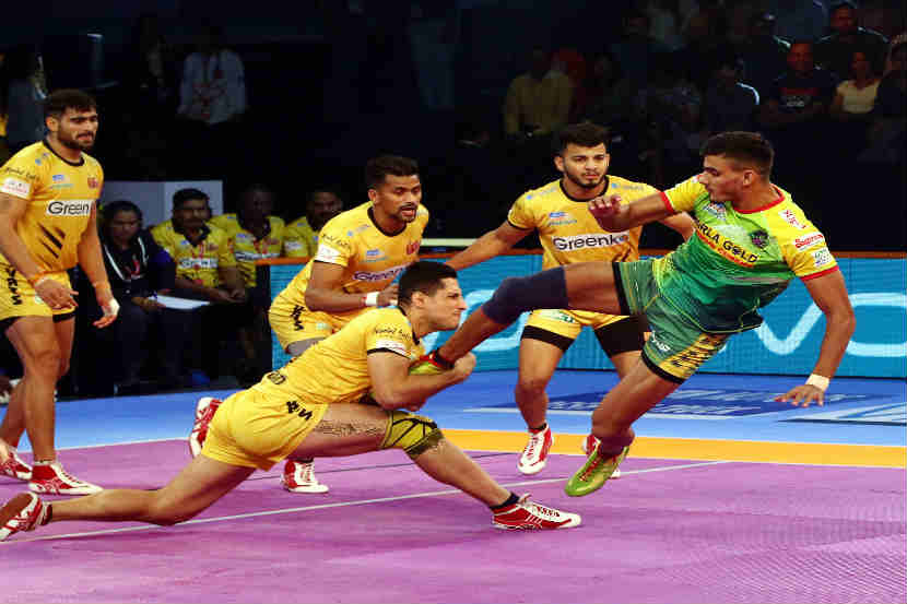 पाटणा पायरेट्सच्या खेळाडूची पकड करताना तेलगू टायटन्सचे खेळाडू