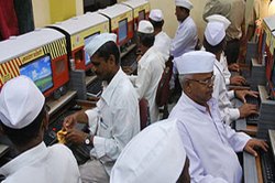 पोलिसांच्या मदतीला डबेवाले