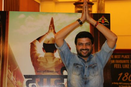 ‘दगडी चाळ’…. गँगवॉर नव्हे तर प्रेमकथा! ‘दगडी चाळ’…. गँगवॉर नव्हे तर प्रेमकथा!