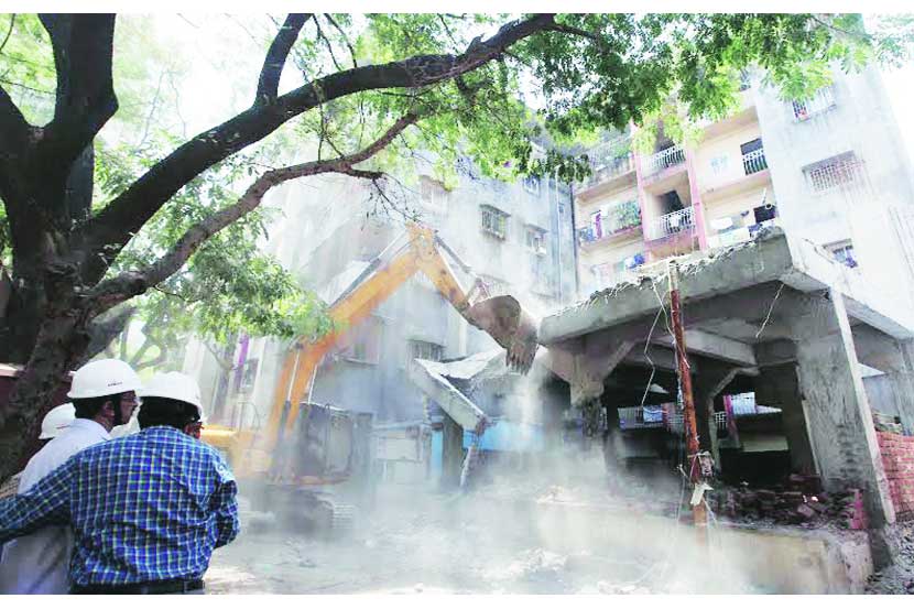 दिघ्यातील ९४ बेकायदा बांधकामांवर कारवाईचे आदेश देतानाच बांधकाम व्यावसायिकांविरोधात गुन्हा दाखल करण्याचे निर्देश उच्च न्यायलयाने दिले.