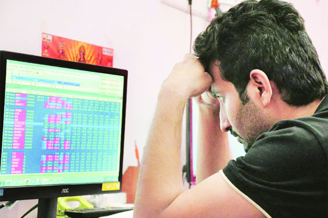सेन्सेक्स वर्षांच्या तळात