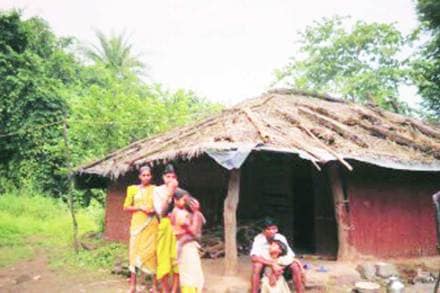 बिल्डर तुपाशी, आदिवासी उपाशी बिल्डर तुपाशी, आदिवासी उपाशी