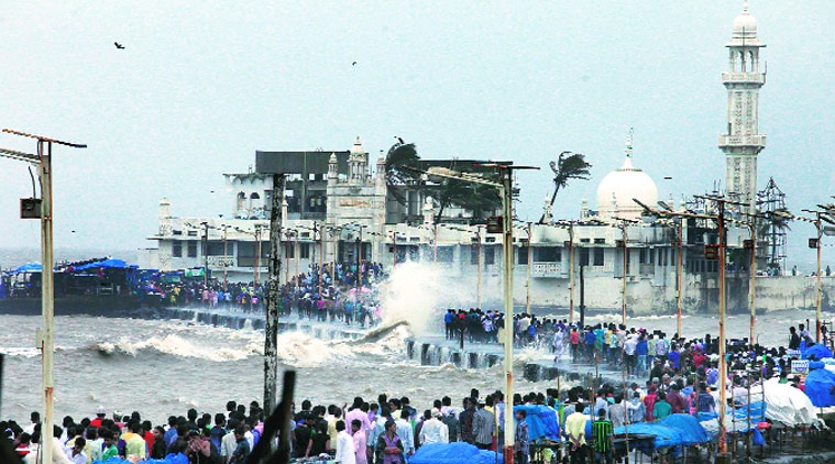 भूमाता ब्रिगेडच्या तृप्ती देसाई यांनी हाजीअली दर्ग्यात महिलांना असलेल्या प्रवेशबंदी विरोधात आंदोलन छेडले होते भूमाता ब्रिगेडच्या तृप्ती देसाई यांनी हाजीअली दर्ग्यात महिलांना असलेल्या प्रवेशबंदी विरोधात आंदोलन छेडले होते