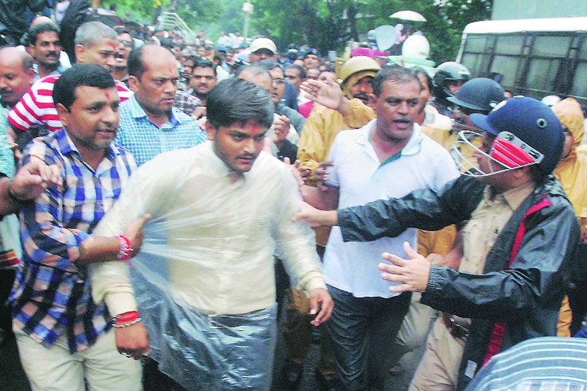 हार्दिकला अटक व जामीन