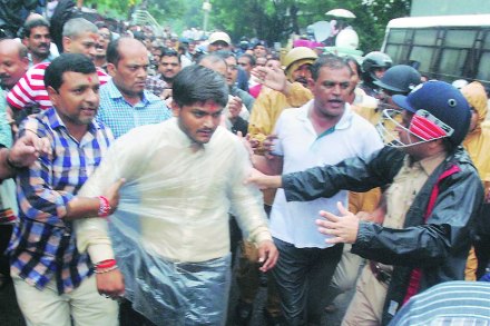 हार्दिकला अटक व जामीन