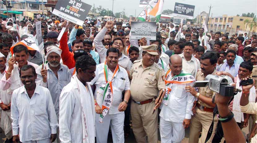 हिंगोलीमध्ये जेल भरो आंदोलनात सहभागी झालेले राष्ट्रवादी काँग्रेसचे कार्यकर्ते. हिंगोलीमध्ये जेल भरो आंदोलनात सहभागी झालेले राष्ट्रवादी काँग्रेसचे कार्यकर्ते.