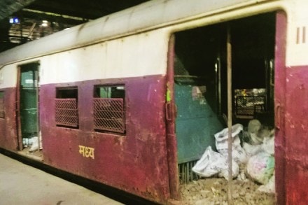 कचरा उचलणारी रेल्वेगाडी! कचरा उचलणारी रेल्वेगाडी!