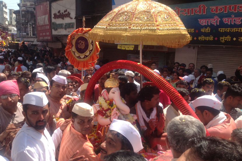 पुण्यात दिमाखदार मिरवणूक, मानाच्या गणपतींचे हौदात विसर्जन पुण्यात दिमाखदार मिरवणूक, मानाच्या गणपतींचे हौदात विसर्जन