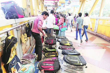 कल्याण स्कायवॉकवर फेरीवाल्यांचे पुन्हा बस्तान