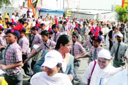 рд╢рд╛рд╣реА рдорд╛рд░реНрдЧрд╛рд╡рд░реВрди рдорд┐рд░рд╡рдгреВрдХ рдХрд╛рдврд▓реНрдпрд╛рдиреЗ рд╕рд╛рдзреВрд╕рдВрддрдкреНрдд