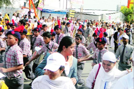 शाही मार्गावरून मिरवणूक काढल्याने साधूसंतप्त शाही मार्गावरून मिरवणूक काढल्याने साधूसंतप्त