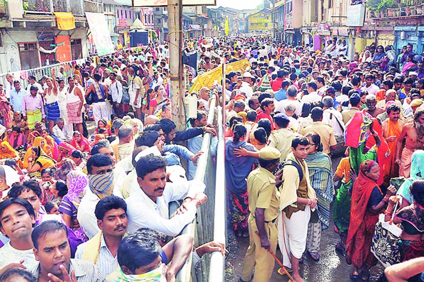 त्र्यंबकमध्ये गर्दीचा महापूर त्र्यंबकमध्ये गर्दीचा महापूर