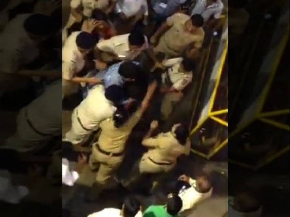 ‘लालबागचा राजा’च्या मंडपात तरुणीला मारहाणीप्रकरणी दोन महिला पोलीस निलंबित