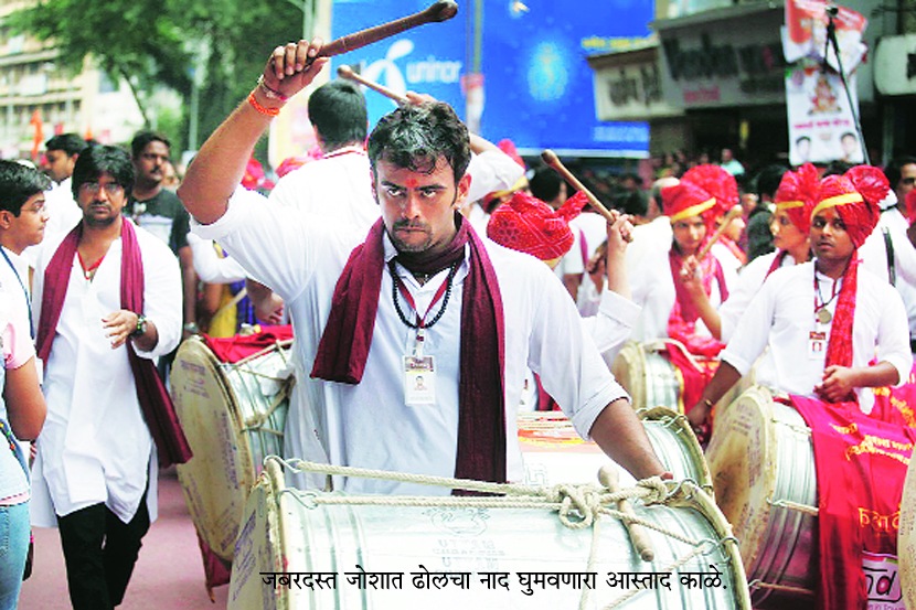 दुमदुमणार कलावंतांचं पथक