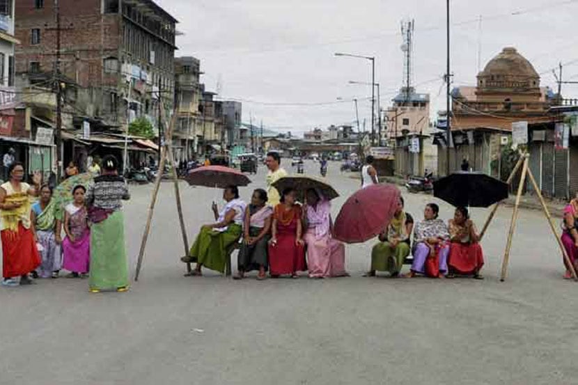 मणिपूरमध्ये संचारबंदी ; आठ तासांसाठी शिथिल मणिपूरमध्ये संचारबंदी ; आठ तासांसाठी शिथिल