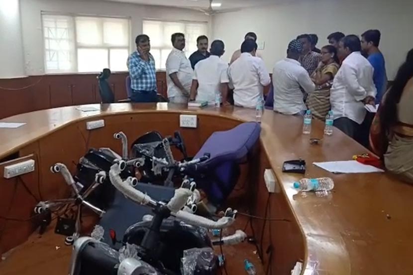 बाळासाहेब ठाकरे कला दालनाचा वाद : मीरा-भाईंदर महापालिकेत शिवसेनेचा राडा