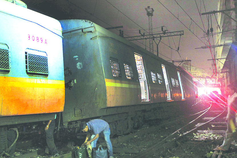डबा घसरल्याने हार्बर रेल्वे कोलमडली