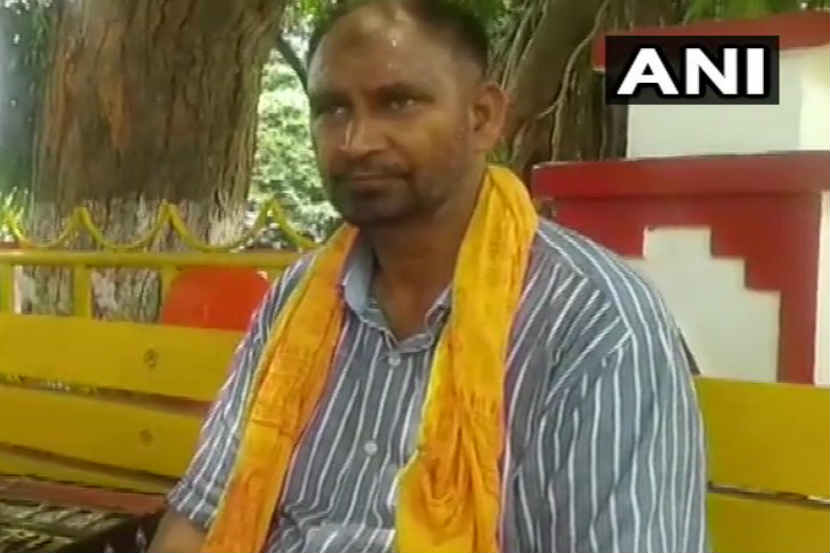 ‘राम चरित्र मानस’, ‘गीता’ वाचणाऱ्या मुस्लीम व्यक्तीवर हल्ला ‘राम चरित्र मानस’, ‘गीता’ वाचणाऱ्या मुस्लीम व्यक्तीवर हल्ला