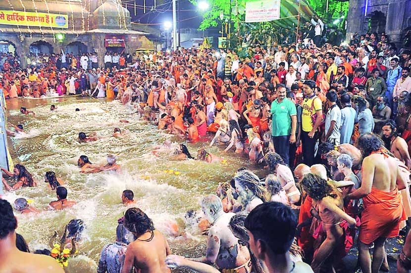 लाखो भाविकांनी अखेरची पर्वणी साधली