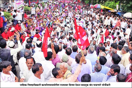 मोर्चेकऱ्यांच्या रास्ता रोकोमुळे कोंडी मोर्चेकऱ्यांच्या रास्ता रोकोमुळे कोंडी