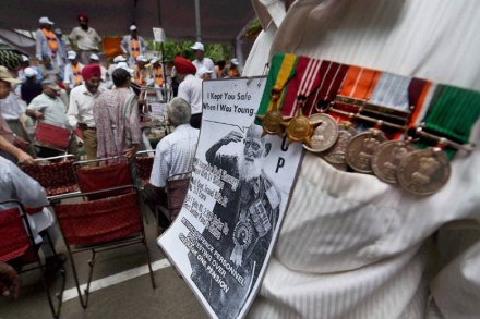 मोदी सरकारकडून अखेर ‘एक श्रेणी एक वेतन’ योजना लागू मोदी सरकारकडून अखेर ‘एक श्रेणी एक वेतन’ योजना लागू