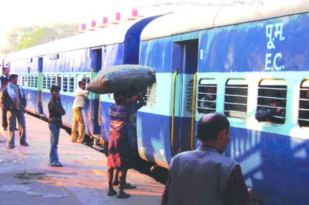 रेल्वेचे ‘तत्काल’ दलालांच्या घशात! रेल्वेचे ‘तत्काल’ दलालांच्या घशात!