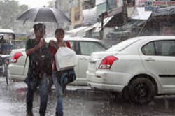 मुंबईत गडगडाटासह मुसळधार पाऊस