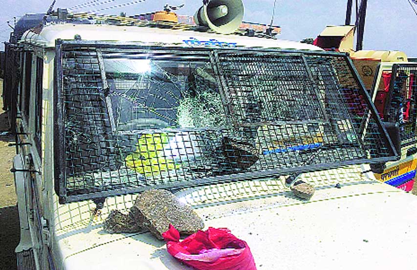 मुख्यमंत्र्यांच्या भाषणावेळी कर्जमाफीसाठी गोंधळ मुख्यमंत्र्यांच्या भाषणावेळी कर्जमाफीसाठी गोंधळ