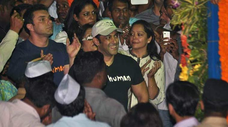 सलमानच्या बाप्पाला चॉकलेटच्या मोदकांचा नैवैद्य