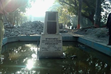 संभाजी उद्यानातील राम गणेश गडकरी यांचा पुतळा हटवण्यात आल्याने नाराजी व्यक्त होत आहे. . 